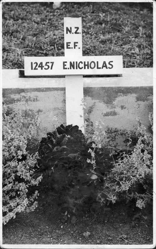 Photo of grave of Ernest Nicholas, 12457 NZEF, 1939