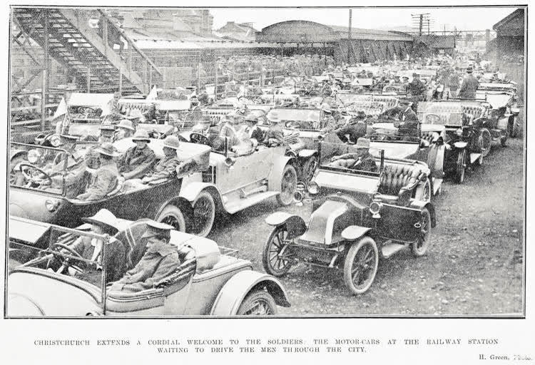 Christchurch extends a cordial welcome to the soldiers: the motor-cars at the railway station waiting to drive the men through the city, 1915