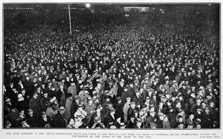 The huge interest in the liquor referendum which was taken in New Zealand last week: the crowd in Cathedral Square, Christchurch, 1919