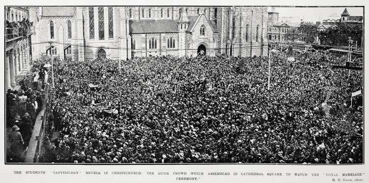 The students Capping-Day revels in Christchurch: the huge crowd in Cathedral Square, 1922