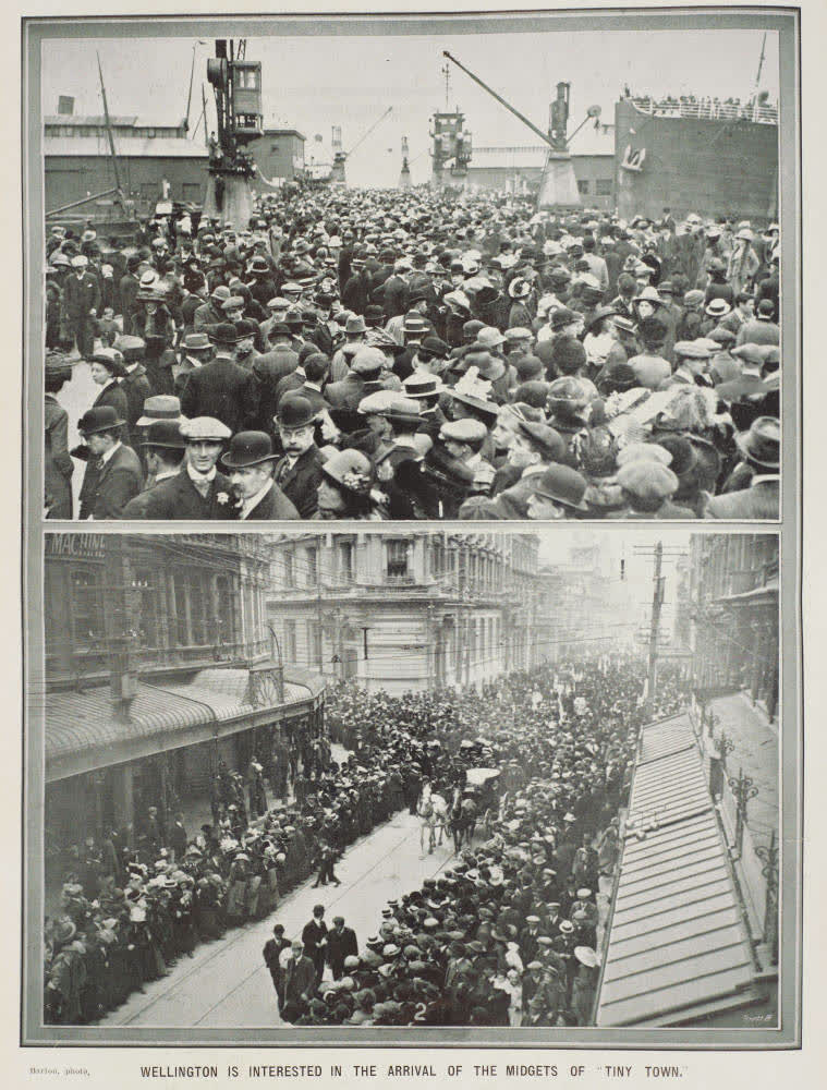 Crowds in Wellington for the arrival of the Tiny Town players, 1912