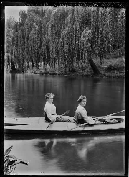 Mrs. Pete Hughes and friend, November 1902, 1902