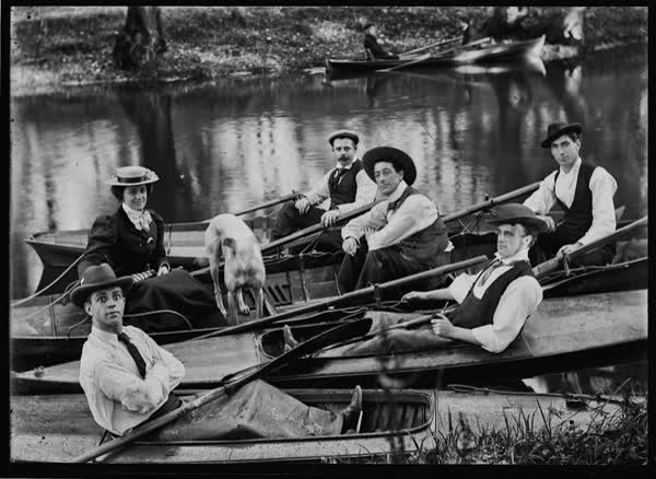Five men, one woman and a dog on the Avon River, 1900