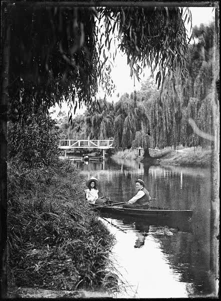 Man and girl in a rowboat on the Avon River, 1900