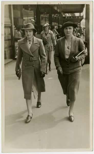 Mrs G.B. Steel and her daughter shopping in Cashel Street, 1930