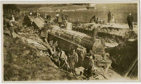 Train derailment at Opapa, 1920
