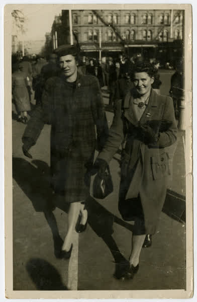 Shopping in Cathedral Square, 1940