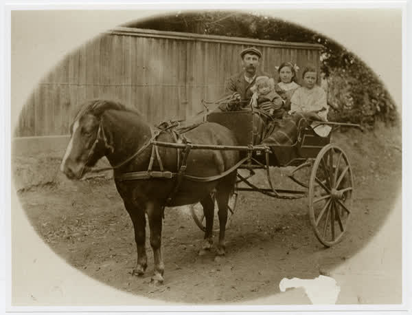 Mr Richard Smith and his daughters, 1910