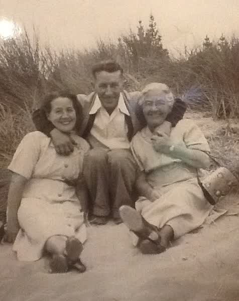Bob and Mary Gilroy, New Brighton beach, 1930