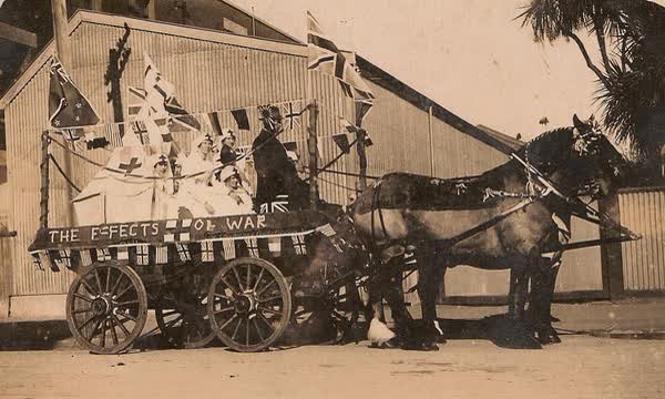 Aulsebrook's parade to celebrate the end of the First World War, 1910