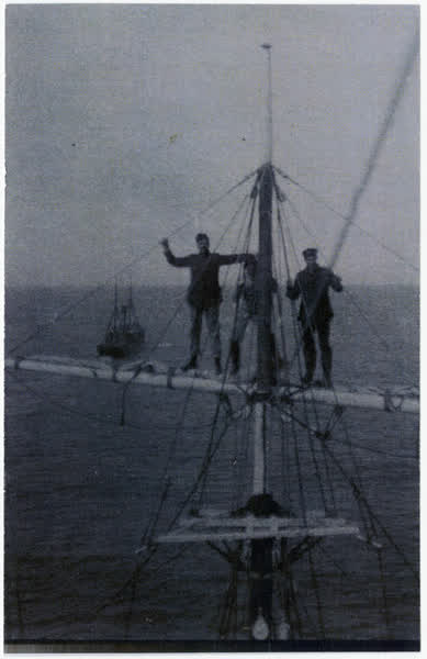 Crew of the Nimrod waving goodbye to the Koonya, 1900