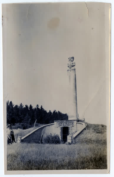 The Kaiapoi monument on the site of the Kaiapohia Pa, 1900