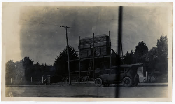 Halswell Memorial Gates being built by W. Winsor, builder, of Spreydon, 1923, 1920
