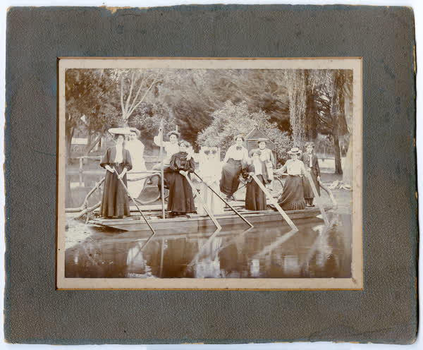 Ten ladies punting on the Avon, 1900