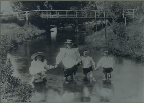 Children playing in the Avon, early 1900s, 1900