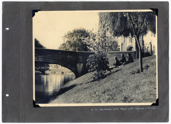 Friends by the Bridge of Remembrance 1939, 1930