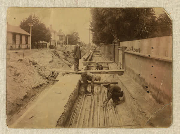 Laying cables on Armagh Street, 1914