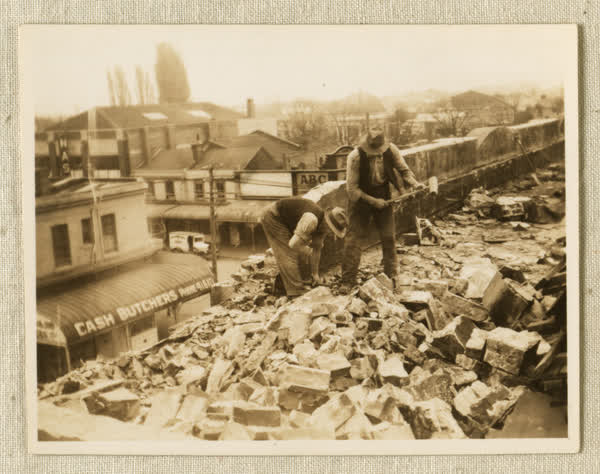 Demolition of parapet of the former Municipal Electricity Department building, 1937