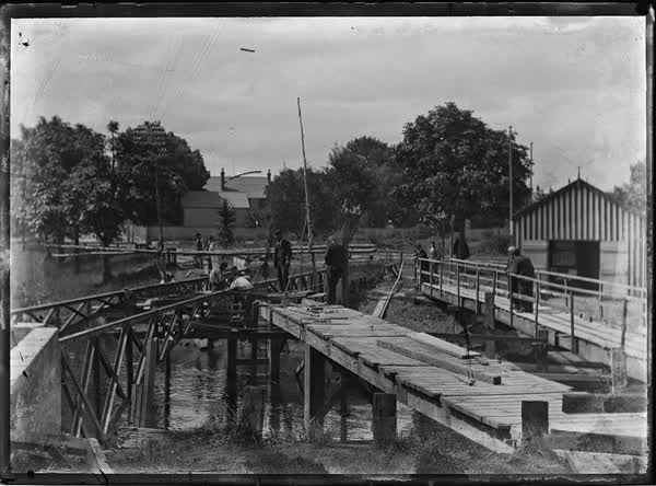 The Antigua Bridge under construction, 1902