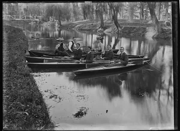 Five men and two women in canoes on the Avon River, 1900
