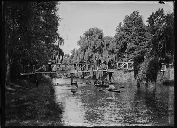 Large group of people on the Botanic Gardens footbridge, 1900