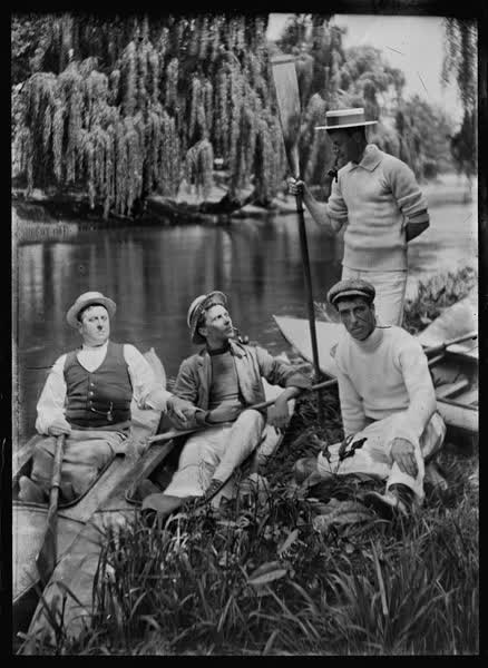 Four men, two in canoes and two on Avon riverbank, 1900