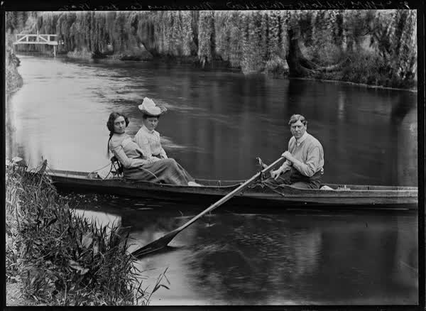 Mr. and Mrs. Piddock and Miss Ison, Musgrove's Company, December 1902, 1902