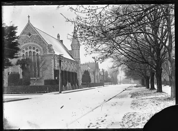 Rolleston Avenue and Canterbury College in snow, 1900