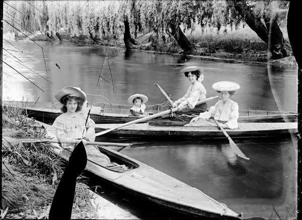 Smith Sisters, H. Rickards' Company, November, 1900