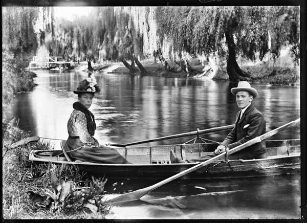 Man and a woman in a rowboat on the Avon River, 1900