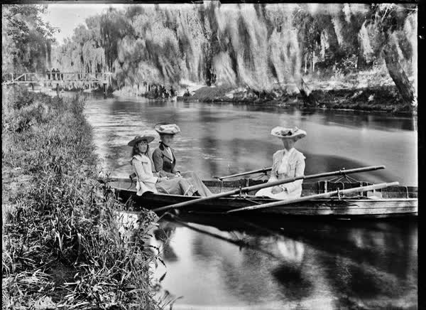 Two women and a girl in a double rowboat on the Avon River, 1900