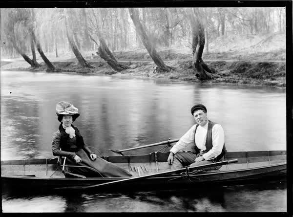 Man and woman in a rowboat on the Avon River, 1900