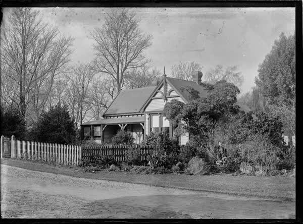 Curator's House and path in Botanic Gardens, 1900