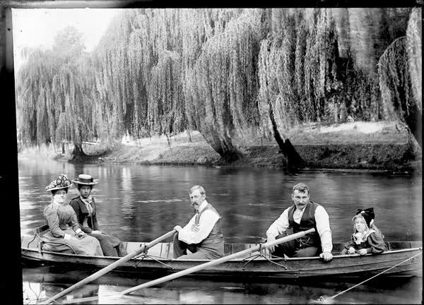 Two women, two men and a girl in a rowboat on the Avon River, 1900