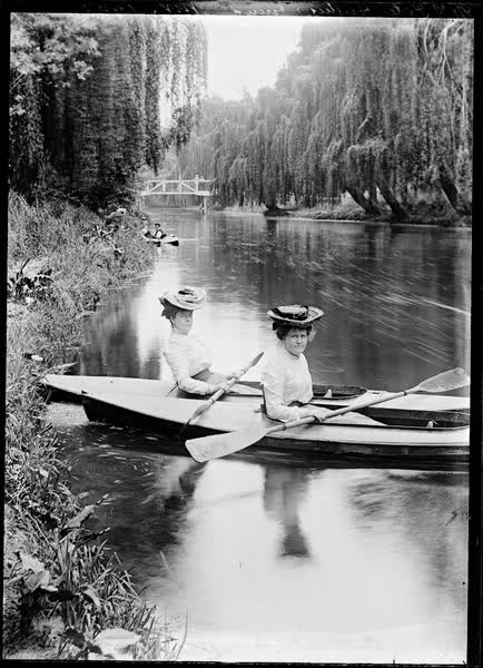 Mrs. Pete Hughes and friend, November 1902, 1902