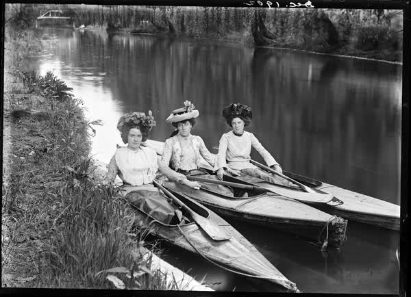 Three women in canoes on the Avon River, 1902