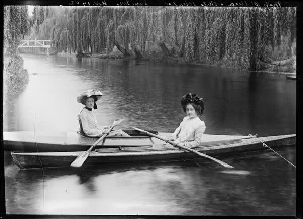 Boaters from San Toy Theatre Company on the Avon River, 1902