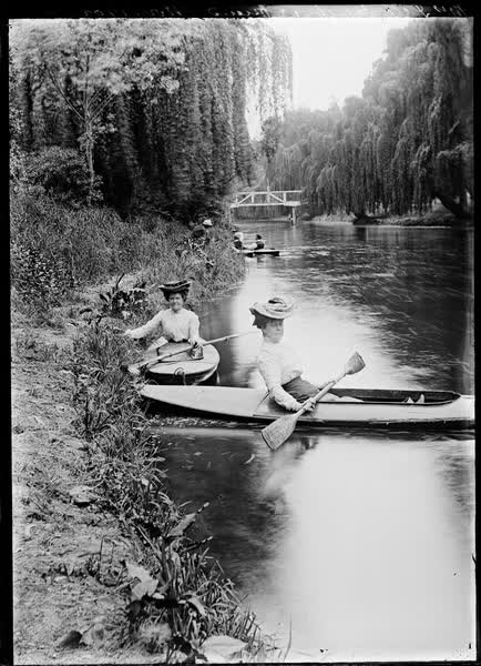 Mrs. Pete Hughes and friend, November 1902, 1902