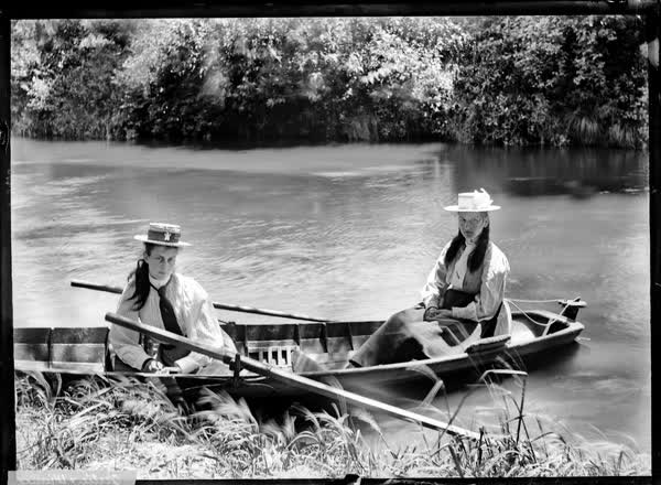 Gertie and Winnie, 1900