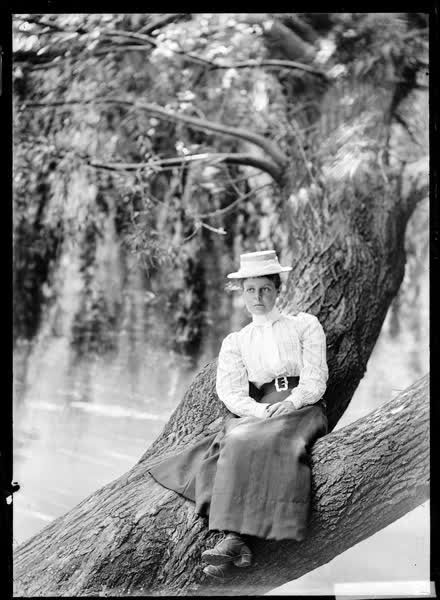 Iris Brent, 1900