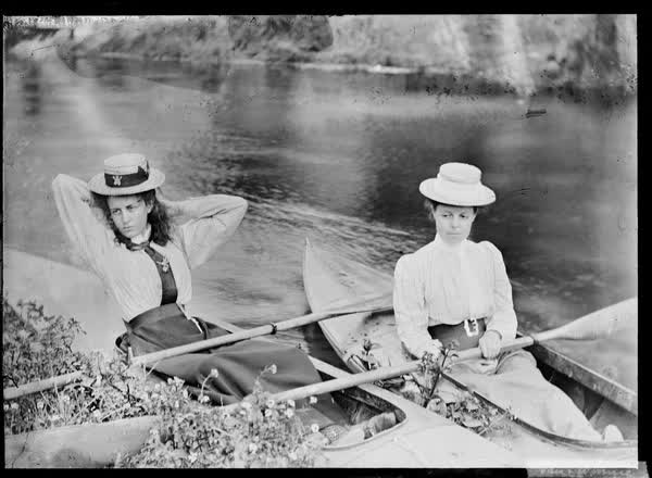 Iris and Winnie, 1900