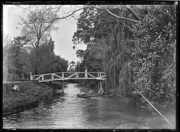 The Avon River with boaters, 1900