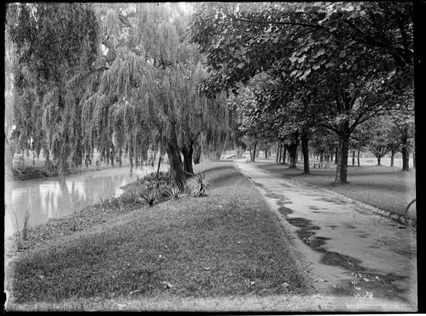 The Avon River and footpath, 1900