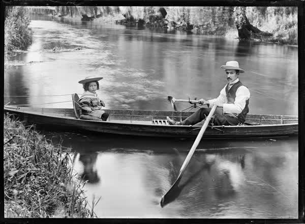 Man and a young child in a rowboat on the Avon River, 1903