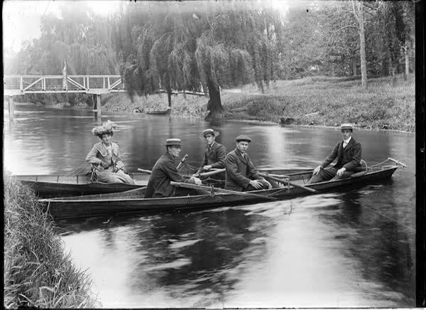 Five boaters on the Avon River, 1900