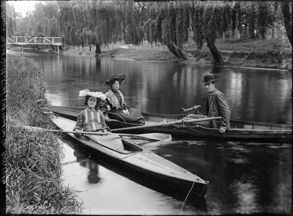 Bellen and Misses Gallatley, Stephenson Company, November 1904, 1904