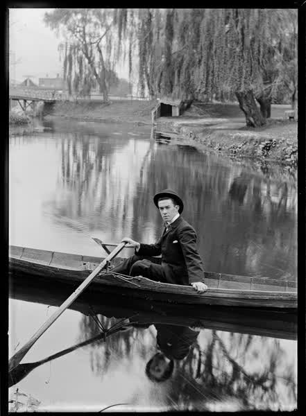 Man in a rowboat by the Antigua Bridge, 1900
