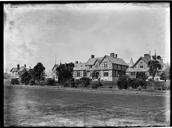 Christchurch Hospital with lawn and gardens, 1900
