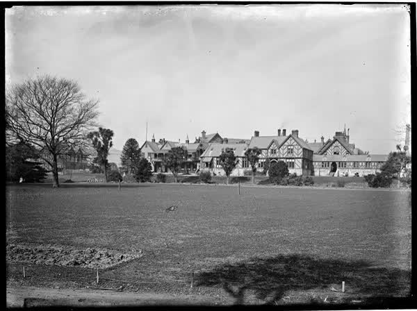 Christchurch Hospital with lawn, plantings, 1900