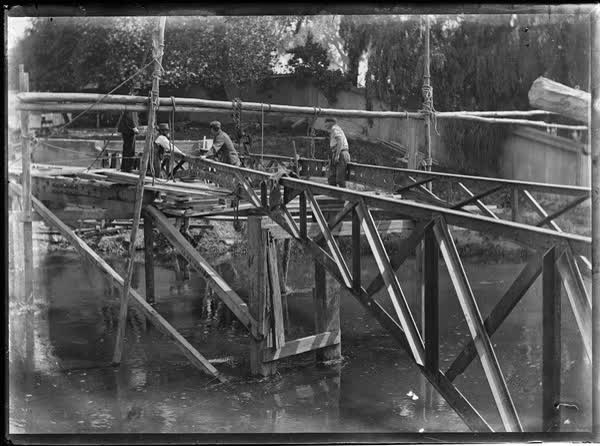 Antigua Bridge under construction, 1900